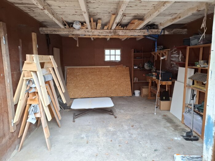 Uthus med verktyg och byggmaterial, träbockar och hyllor. Förbereds för ombyggnation till verkstad och bostad, behov av planlösning och tips.
