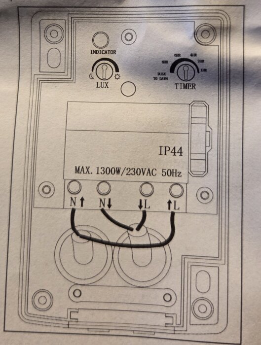 Skymningsreläets kopplingsschema med anslutningar för N och L, inklusive inställningar för LUX och TIMER, samt en handritad inkopplingsledning.