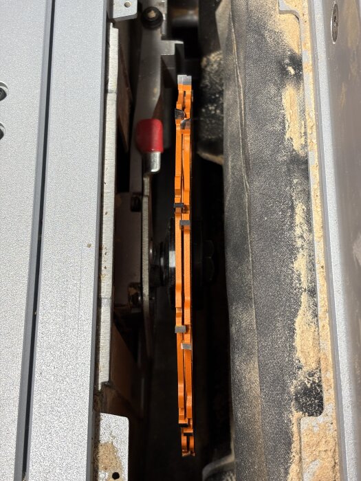 Dadoklinga installerad på en bordsåg, med foder för att justera tjockleken. Synliga distansringar för att stabilisera sågklingan vid arbete.