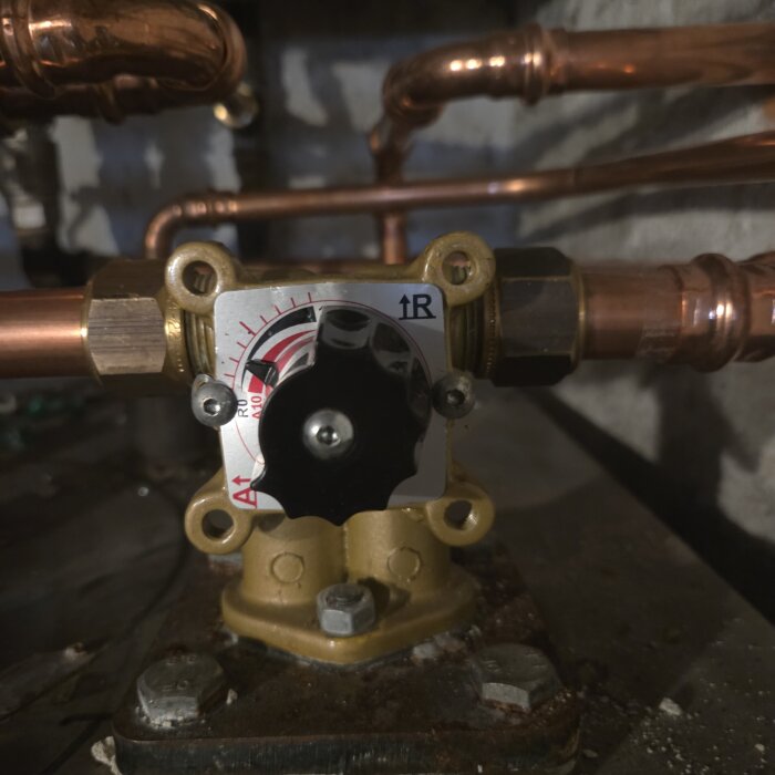 Shuntventil Termomix A22 med kopparrör för uppvärmning.