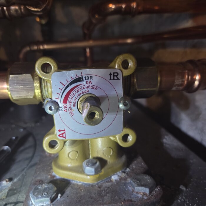 Shuntventil Termomix A22 med graderad inställningsskiva och kopparrörsinstallation i bakgrunden.