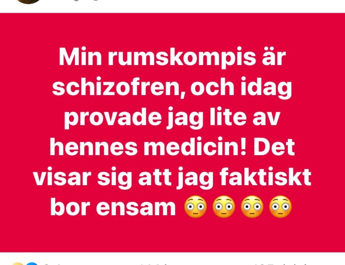 Text på röd bakgrund som skämtar om att upptäcka att man bor ensam efter att ha provat sin rumskompis medicin för schizofreni. Fyra överraskade emojis.