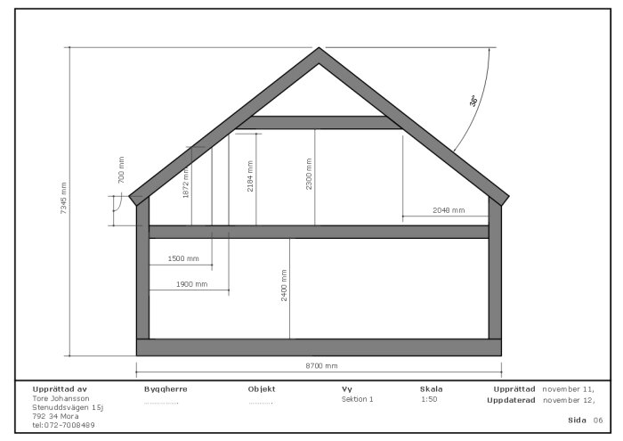 Byggnadsritning av en hussektion med mått på olika komponenter, inklusive takvinkel och våningshöjder.