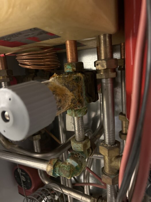 Rost och korrosion på rör och ventiler i en vattenvärmare.
