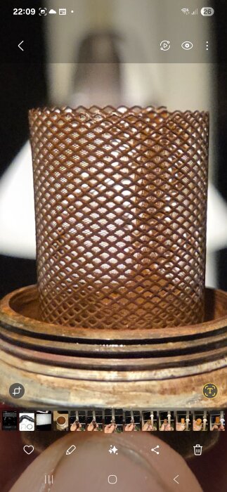 Rostfärgat filter från fjärrvärmesystem täckt av slam som orsakat kalla radiatorer.