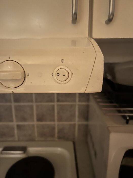 Köksstegknapp med nytt installerat knapphål och lödda kablar enligt beskrivningen.