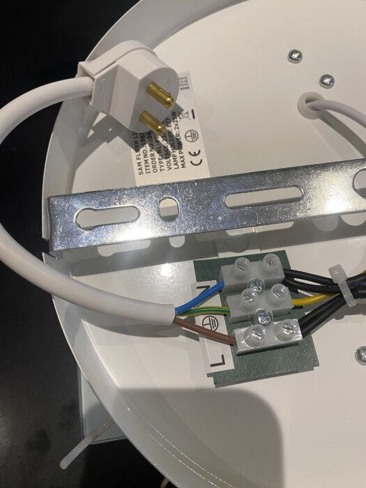 Elektrisk lampa med synlig kabelanslutning och kontakt, redo för installation.