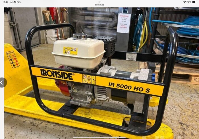 Bärbart elverk av märket Ironside IR 5000 HO S står på en gul plattform inuti ett garage eller verkstad.