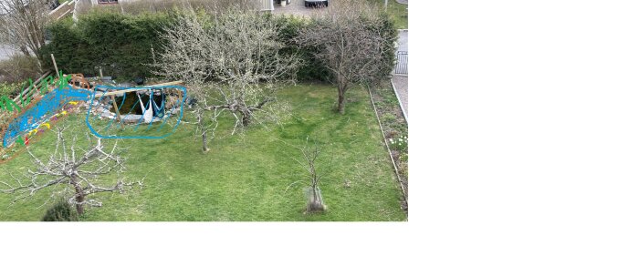 Översiktsbild av en trädgård med en gräsmatta, träd och en damm under konstruktion med markerade områden för framtida utveckling.