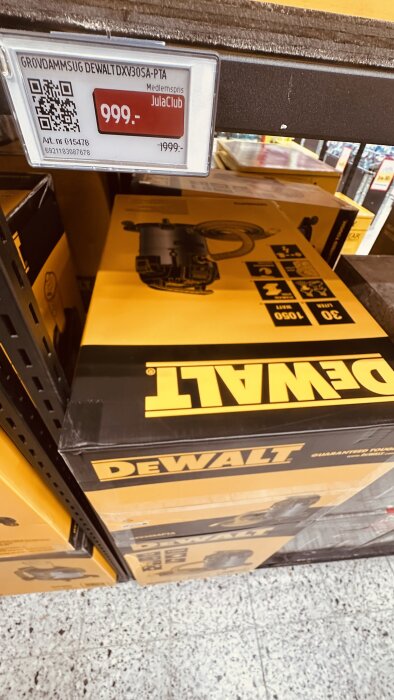 DeWalt grovdammsugare 30L med pris 999 kr i butikshylla på Jula, nedsatt från 1999 kr.