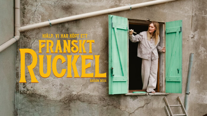 Kvinna målar en fransk fönsterlucka turkos, texten "Hjälp, vi har köpt ett franskt ruckel" framför muren.