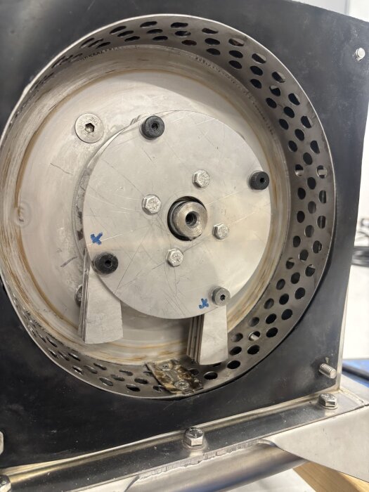 Hammarkvarn med hålplåt och rotor, används för att mala kork till granulat för blandning med silikon i byggprojektet för att jämna ut väggytor.