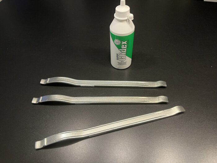 Verktyg och däckpasta på bord för byte till punkteringsfria däck på el-skoter.