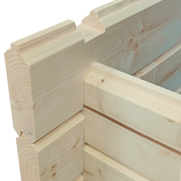 Närbild på hörnsammanfogning av träplankor med urfräsning, utformade för byggprojekt som en bastu med 45x145 planktimmer.