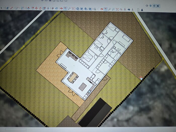 Ritning av ett hus placerat på tomten, visar planlösning med sovrum, allrum och kök; huset ligger i relation till omgivande väg och skogsområden.