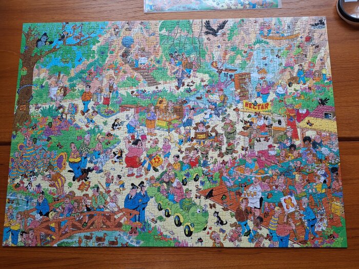 Tecknad bild av ett livligt festivalområde med människor som dansar, äter och socialiserar i en färgglad och detaljerad miljö, inklusive djur och natur.