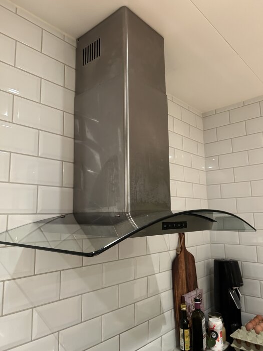 Köksfläkt av modellen Thermex optica 662 med glasruta monterad på en vit kaklad vägg.