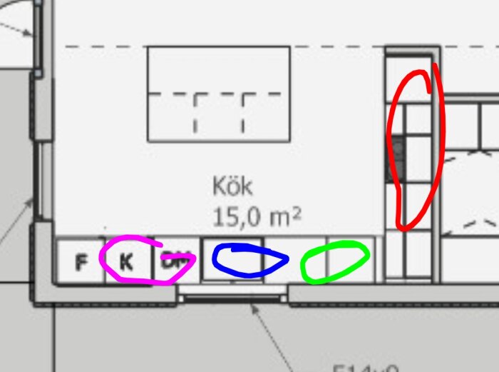 Planlösning av kök på 15 m² med färgmarkerade områden för frys, skafferi, kyl, spis och diskbänk, samt förbättrad layout för arbetsflöde.