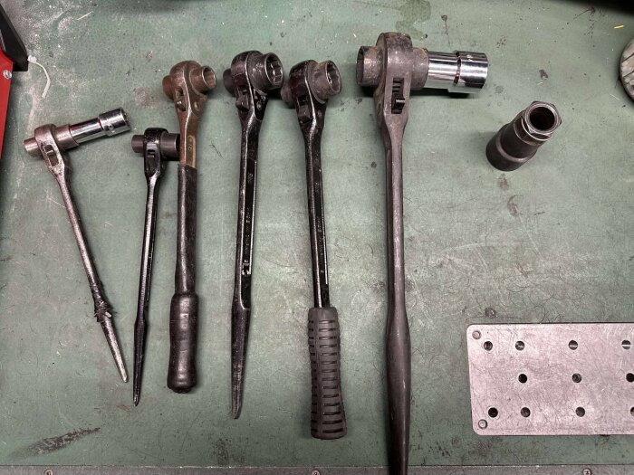 Verktyg kallade spärringnycklar i olika storlekar, med förlängare, på ett arbetsbord. Används ofta inom linjearbete på elnät.