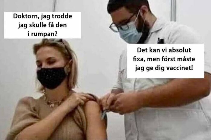 En kvinna får en vaccination i armen av en man i en medicinsk miljö, båda bär ansiktsmasker.