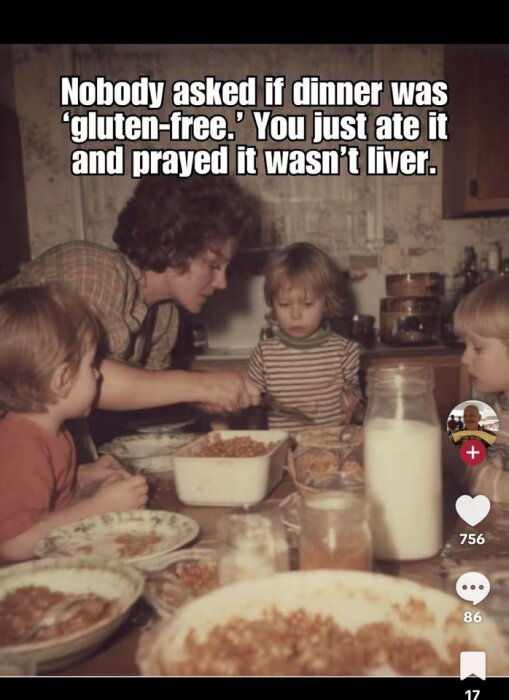 Familj vid middagsbord, en vuxen och tre barn, diskuterar mat. Text på bilden säger: "Ingen frågade om middagen var glutenfri. Du åt bara och hoppades att det inte var lever.