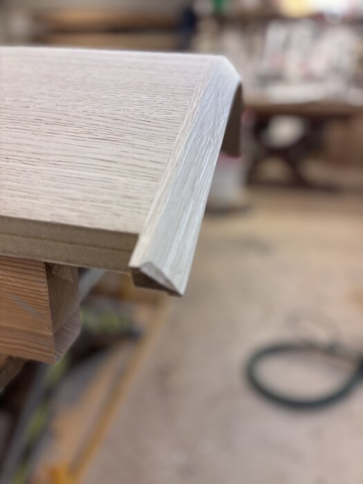 Insidan av en trälucka med fasade kanter, snidade med en 45-graderskullagerfräs i överhandsfräsen.