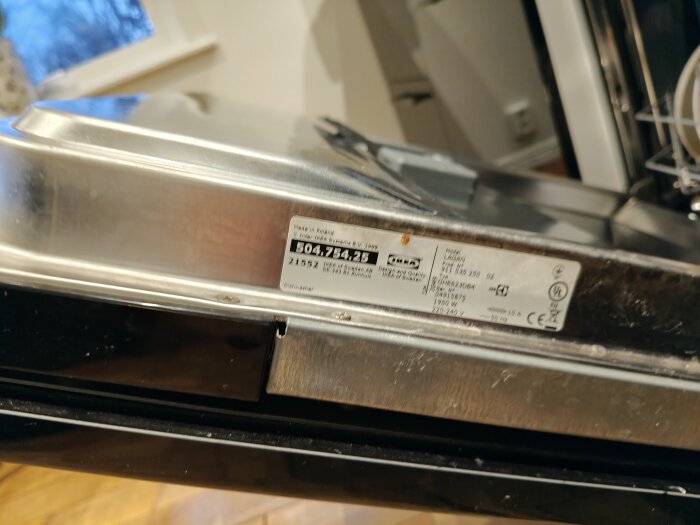 Metallpanel på diskmaskinsdörr med synlig ID-etikett från IKEA modell LAGAN.