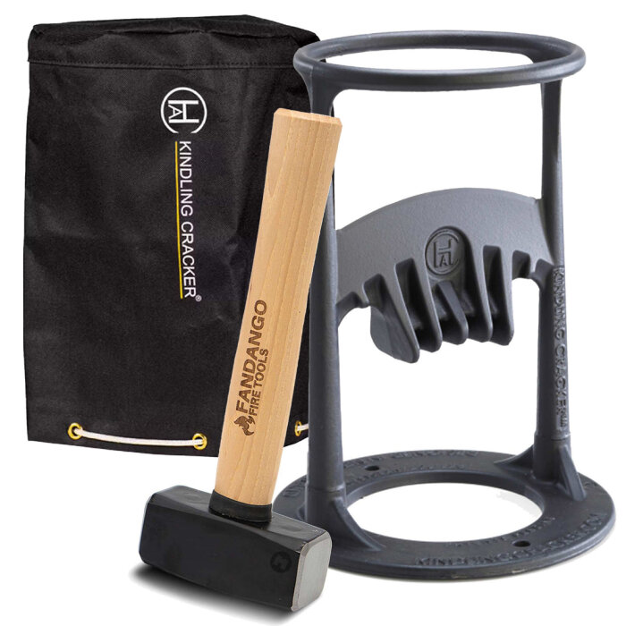 Kindling Cracker vedklyv i gjutjärn med hickoryskaftad slägga och svart skyddsöverdrag, del av ett vedklyvpaket.