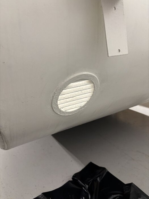 Ventilgaller på en vit yta, installerat och målat med färg.