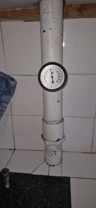 Termometer på rör visar strax under 70 grader Celsius.