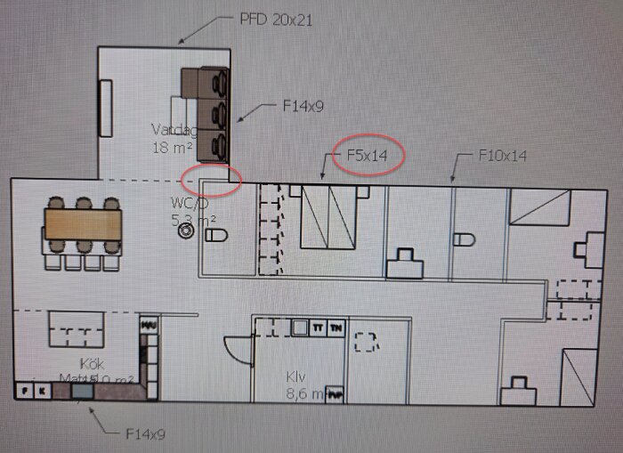 Planritning av L-format hus med markerade mått, visar kök, vardagsrum, WC/D 5,3 m², och andra rum med ytor och mått markerade.