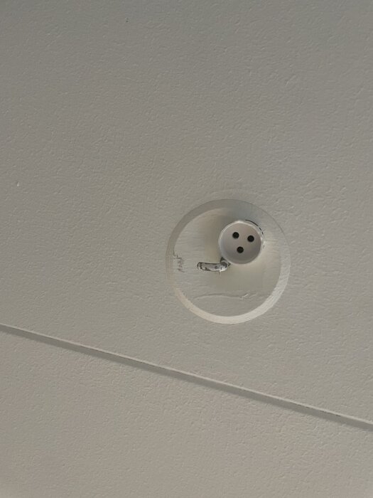 Vintage taklamputtag med tre runda hål, placerat i ett 60-talshus tak. Endast två brunnar är inkopplade med synliga ledare och utan jording.