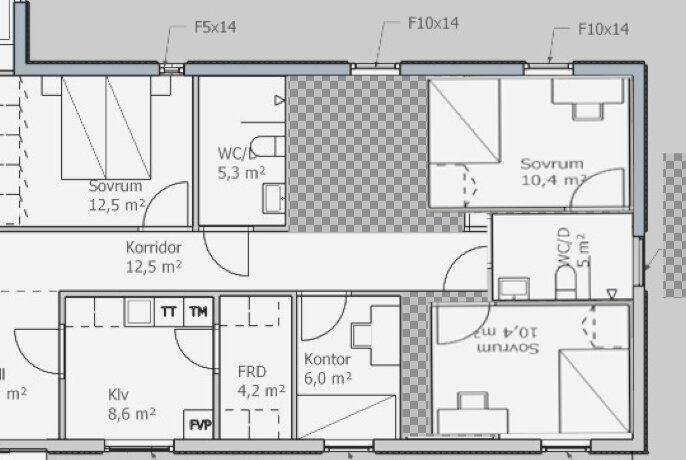 Planritning av en bostad med rum som sovrum, kontor, WC och korridor. Inga dörrar eller fönster visas, och måtten är preliminära.