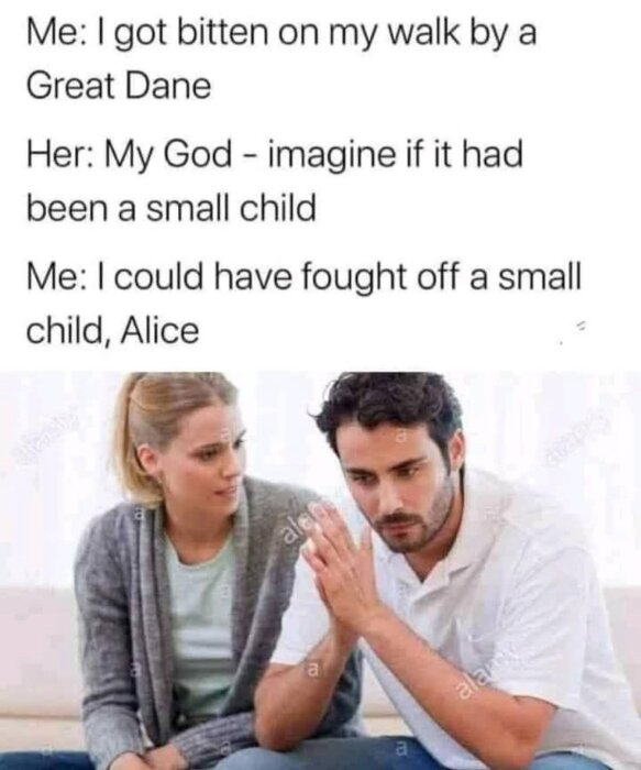 Man och kvinna sitter på soffa, mannen ser fundersam ut. Text om att bli biten av en Grand Danois och skoja om att slåss mot barn.