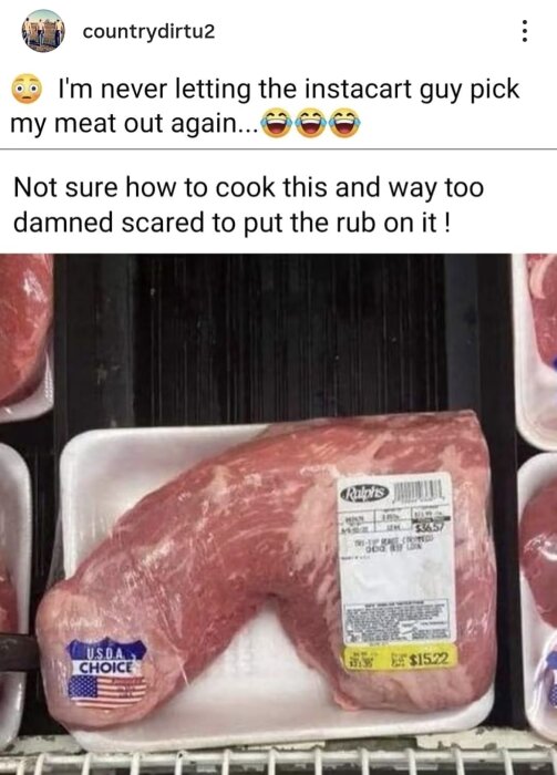 En förpackning med rå köttbit märkt "USDA Choice" och ett pris, placerad i en livsmedelsbutikshylla.