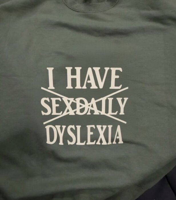 T-shirt med texten "I HAVE SEXDAILY" där "SEXDAILY" är överstruket och ersatt med "DYSLEXIA".