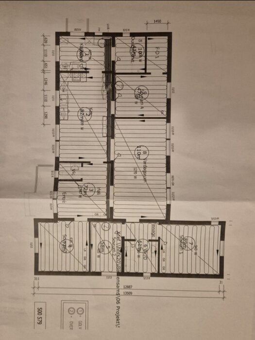 Ritning med rumsindelningar och dimensioner, flera cirklar och text som markerar specifika områden.