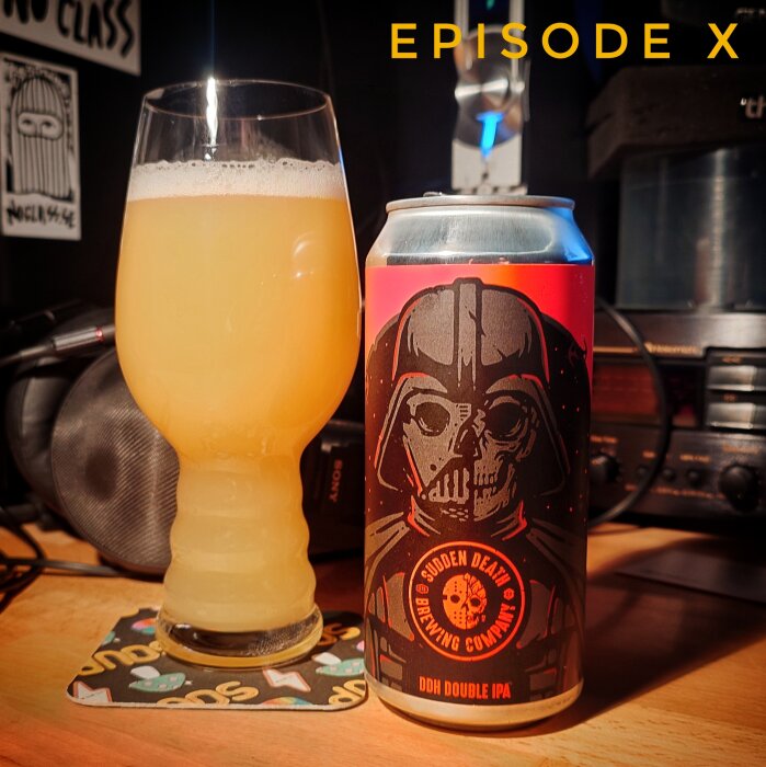 Ett glas ljus IPA framför en högtalare och en burk Sudden Death Brewing Company DDH Double IPA med en Darth Vader-liknande design.
