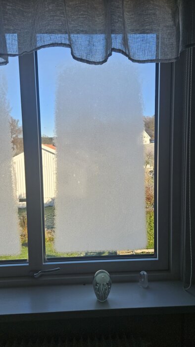 Frostiga fönsterrutor i ett bostadshus från 40-talet en kall morgon, särskilt på husets västra sida.