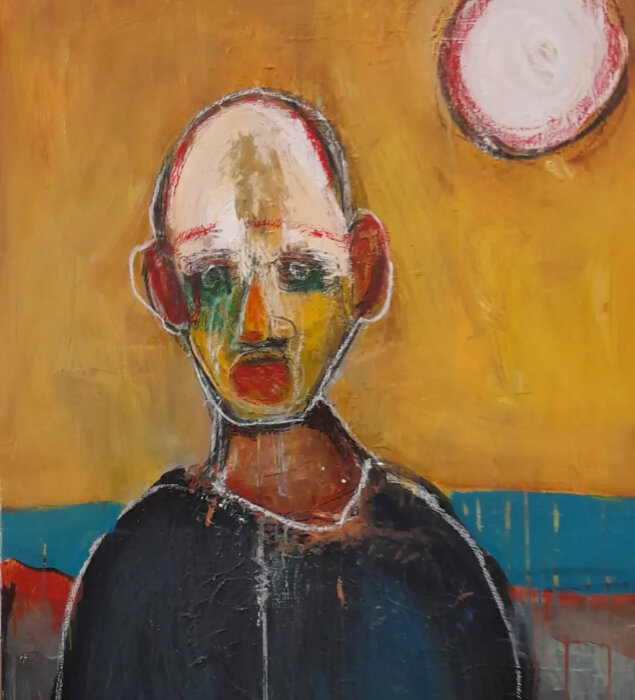 Målning av ett abstrakt ansikte mot en gul bakgrund med en cirkelform i hörnet, skapad av en konstnär.