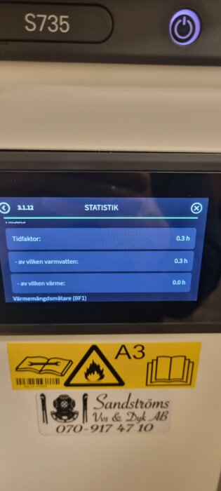 Skärm med statistik från värmepumpen Nibe S735, visar tidfaktor, varmvatten och värme; varningsetiketter och kontaktinformation nedanför.