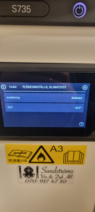 Närbild av värmepumpspanel med inställningar för flöde och klimat, visar radiator och DUT -20°C samt varningsetikett.