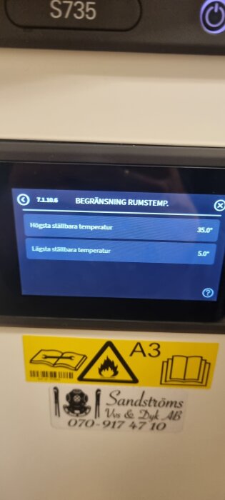 Display på värmepump, Nibe S735, med inställningar för högsta och lägsta justerbara rumstemperatur. Varningar och servicemärke längst ner.