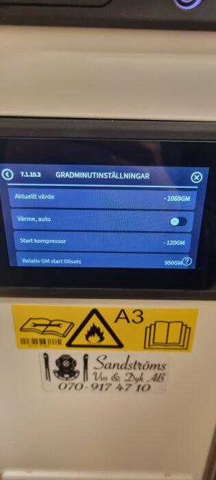 Skärm av en värmepumps inställningsmeny med gradminutinställningar och företagsetikett från Sandströms VVS & Dyk AB.