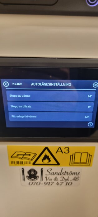 Display av autolägesinställningar för värmepump; stopp av värme vid 14°C, tillsats 0°C, filtreringstid värme 12h. Varnings- och företagsmärken synliga.