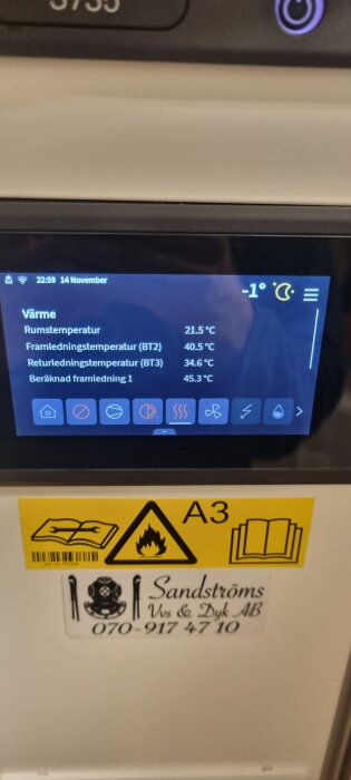 Temperaturinställningar på en display som visar rumstemperatur, framledningstemperatur, returledningstemperatur och beräknad framledning.
