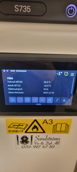 Display på fläkt visar temperaturer och fläkthastighet, märkning och företagsetikett synliga under med kontaktinformation.