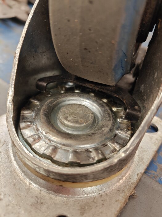 Hjul med synlig låsmekanism, vilket verkar ha orsakat problem med låsning enligt inlägg.