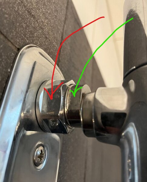 Närbild på en monterad blandare med M26-anslutning i ett badrum, där en röd och en grön pil pekar på olika delar av anslutningen.