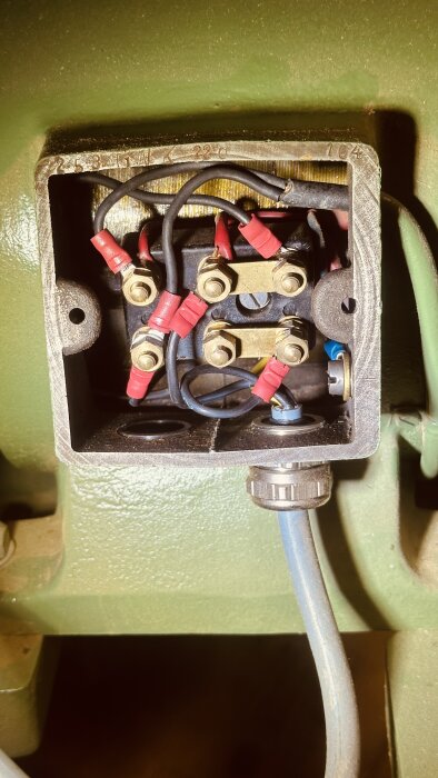 Kopplingsdosa på Ulmia tallriksslip med anslutna kablar och anslutningar för ny kondensator.